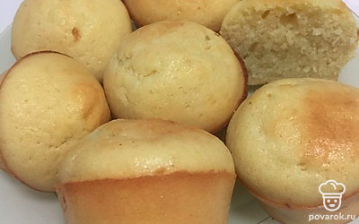 Тесто жидковатое, так и должно быть, выливаем в формочки и ставим в разогретую духовку, через 15-20 минут вынимаем.