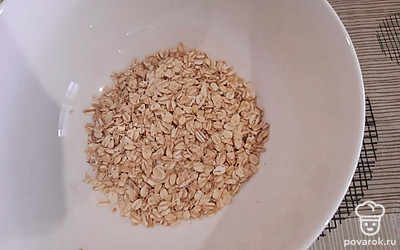 В миску положить овсяные хлопья.