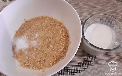 Добавить разрыхлитель, молоко, перемешать.