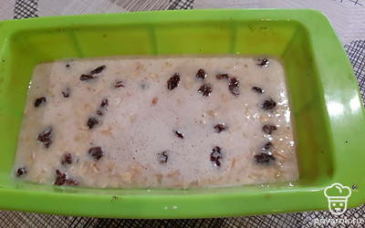 Вылить массу в форму, посыпать изюмом и отправить в духовку на 180 градусов на 30 минут.