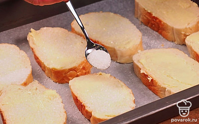 Приготовьте сухари. Каждый кусочек тонко намажьте сливочным маслом. Выложите заготовки на противень так, чтобы масло было сверху. Посыпьте каждый кусочек сахаром. Поместите противень в духовой шкаф. Сделать это лучше при помощи прихваток, чтобы не обжечься. Запекайте 30 минут. Когда кусочки батона станут золотистыми, достаньте противень из духовки.
