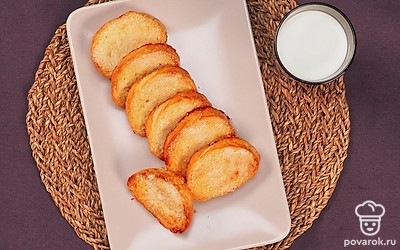 Переложите готовые сухари на красивую тарелку и подавайте к чаю.