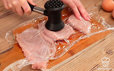 Очистите филе от прожилок, нарежьте на 3 порции и хорошенько отбейте. Мелко натрите сыр, очистите и мелко порубите чеснок.