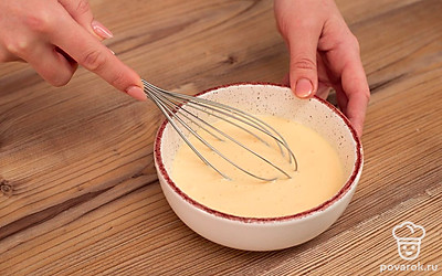 Соедините яйца со сливками и перемешайте до однородности.