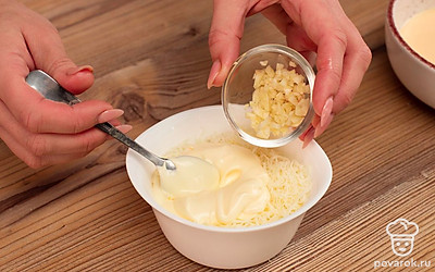 Смешайте майонез с чесноком и сыром, затем разделите массу на 3 части.