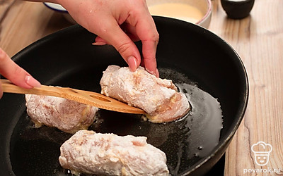 Окуните рулеты в сливочно-яичную смесь, запанируйте в муке и обжарьте на разогретом растительном масле до золотистой корочки.