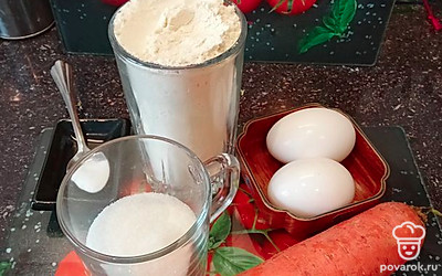 Муку просеять. Морковь почистить и натереть на мелкой тёрке.