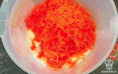 Взбить яйцо с сахаром. Добавить морковь и перемешать.