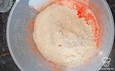 Добавить всю муку и тщательно перемешать вилкой.