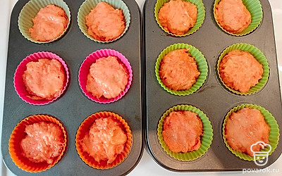 Разложить в силиконовые формочки на 2/3 от объема.