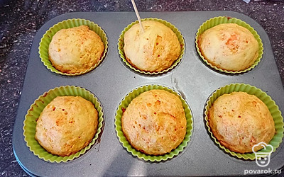 Поставить в духовку, разогретую до 200 градусов, на 20-25 минут. Готовность проверить зубочисткой.