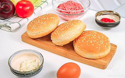 Помойте помидоры и почистите красный лук. ЛИстья салата ополосните и просушите с помощью бумажного полотенца.