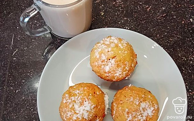 Готовые кексы можно посыпать сахарной пудрой и подать с молоком.