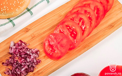Мелко порубите половину красного лука либо измельчите в блендере. Помидор порежьте ломтиками толщиной 3-4 мм.