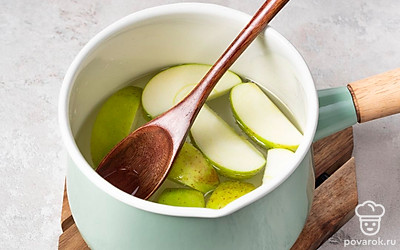 Приготовьте яблочный отвар. Налейте воду в кастрюлю, вскипятите, добавьте сахар и яблочные дольки. Прокипятите 5 минут, затем снимите с огня, накройте крышкой и оставьте настояться на полчаса. Перед приготовлением теста отвар полностью остудите.