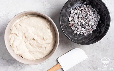 Приготовьте кекс. Отмерьте 250 мл яблочного отвара. Влейте его в глубокую посуду, всыпьте соль и сахар, размешайте венчиком до растворения. Далее влейте растительное масло, всыпьте корицу с разрыхлителем и частями добавьте муку, каждый раз размешивая и разбивая комочки. Оставьте ложку муки для изюма. Подготовленный изюм обваляйте в муке, чтобы он равномерно распределился внутри кекса. В готовое тесто высыпьте изюм, перемешайте. Вылейте тесто в форму, распределите по поверхности, поставьте на 1 час в средний отдел хорошо прогретого духового шкафа.