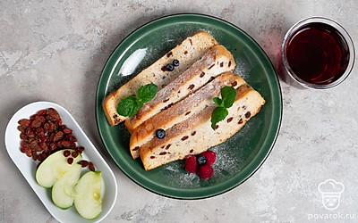 Постный кекс с изюмом перед подачей оформите сахарной пудрой.