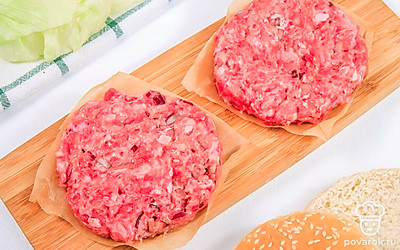 Сформируйте из фарша две котлеты толщиной 1-1,5 см.