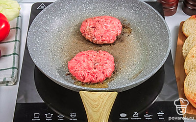 Обжарьте котлеты по 5 минут с каждой стороны на среднем огне. Выключите