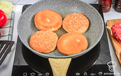 Разрежьте булочки вдоль по горизонтали на две половины. Каждую половину подсушите на сухой сковороде.