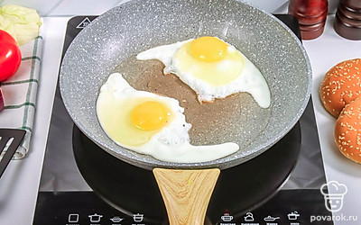 Поджарьте два куриных яйца.