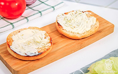 Теперь соберите бургер. Половинки булочек для бургера смажьте соусом.