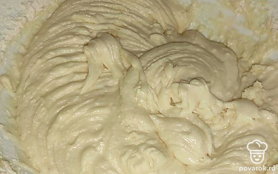 Взбить яйцо с сахаром, добавить сметану и творог. Взбить до однородной консистенции. Добавить масло, размещать. Добавить муку и соду, размешать. Половину теста отложить.