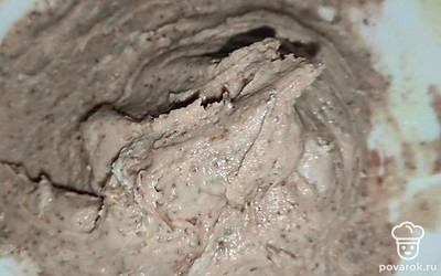 В половину теста добавить какао или порошок растворимого какао, всё тщательно размешать.