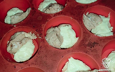 В силиконовую форму порционно выложить ложкой попеременно светлое и тёмное тесто.