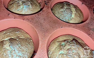 Выпекать в разогретой духовке при температуре 180 градусов в течение 30-40 минут до зарумянивания корочки. Важно не передержать, иначе корочка будет толстой, и кексы не будут такими нежными, какими они должны быть.