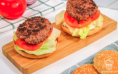 Сверху на помидоры выложите котлеты.