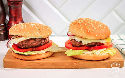 Накройте каждый бургер верхней половиной булочки.