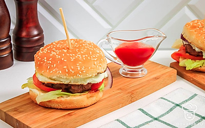 Проткните бургеры деревянными шпажками - это не даст им развалиться.