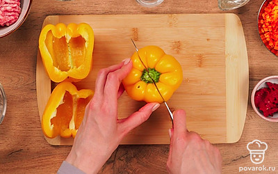 Промойте мясо и пропустите его через мясорубку. Вымойте перец и очистите его от семян. Вымойте и очистите лук, шампиньоны и морковь. Измельчите лук, шампиньоны и морковь. Если перец крупный, разрежьте его пополам.