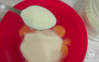 Яйца смешайте с манной крупой. Оставьте эту смесь на 20 минут.