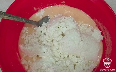 Добавьте творог, соль, сахар. Всю смесь пробейте блендером.