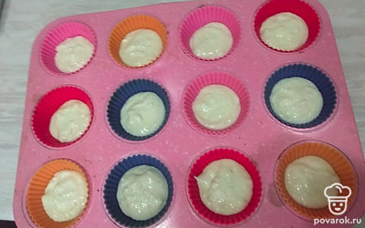 Выложите смесь в формочки для кексов.