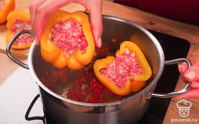 Приготовьте оставшиеся продукты и потушите перцы. Разогрейте кастрюлю с растительным маслом, обжарьте на ней лук, морковь и грибы. Добавьте томатную пасту и пару столовых ложек воды. Посолите и поперчите. Тушите на небольшом огне 10 минут. Затем выложите в кастрюлю перцы и тушите на небольшом огне около 60 минут.