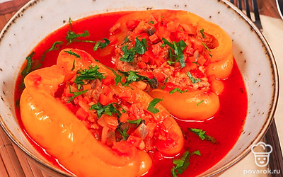 Фаршированные перцы подавайте с томатным соусом, в котором тушились перцы, и со сметаной.