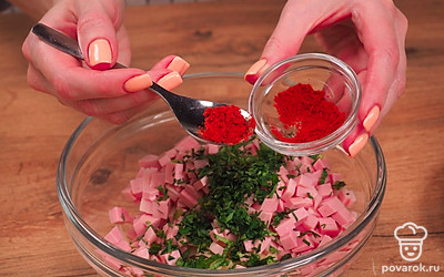 Приготовьте начинку: в миске смешайте нарезанную колбасу, натертый сыр, зелень, добавьте паприку, соль, перец и перемешайте ингредиенты.