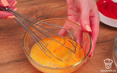 Взбейте яйца в отдельной миске венчиком.