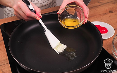 Поставьте сковороду на средний огонь, смажьте ее растопленным сливочным маслом при помощи кулинарной кисточки.