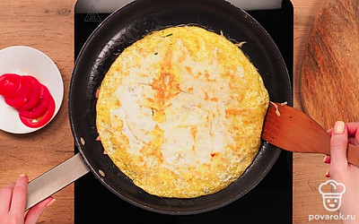 Переверните лаваш широкой лопаткой на другую сторону, накройте сковороду крышкой и оставьте блюдо на огне примерно на 2 минуты до тех пор, пока не расплавится сыр в начинке.