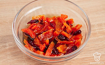 Коньяк не много разбавьте водой и залейте курагу и изюм. Оставьте на 30-40 минут.