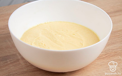 Масло порежьте на небольшие кубики и взбейте с сахаром. Затем добавьте по одному яйца, после каждого тщательно перемешивая. Просейте 250 г муки с разрыхлителем, корицей, и имбирем. Добавьте сок лимона. Замесите тесто кекса.