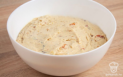 Присыпьте курагу и изюм мукой и вмесите в тесто, грецкие орехи и миндаль так же вмесите в тесто.