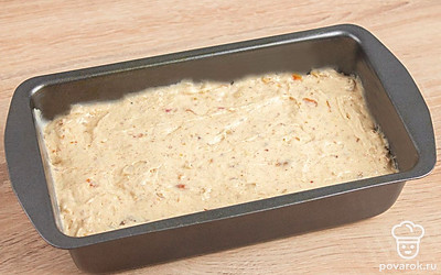 Форму смажьте маслом и переложите тесто в форму. Разровняйте лопаткой.