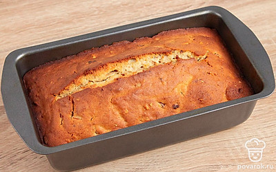 Духовку разогрейте до 170 градусов и выпекайте около 1,5 часов. Как только кекс зарумяниться. Проверьте, на готовность с помощью деревянной шпажки. Воткните шпажку в кекс и если, вытащив ее, шпажка сухая, то кекс готов.