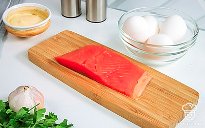 Удалите кожу у филе рыбы, проследите, чтобы в рыбе не было костей. Петрушку промойте в высушите полотенцем.