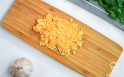 Семгу порежьте тонкими ломтиками.